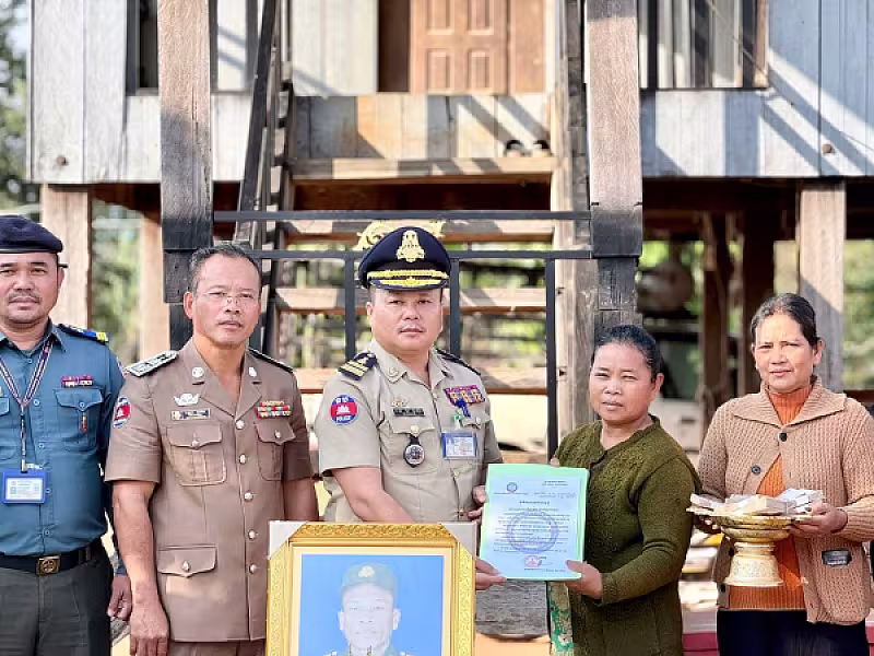 អ.ន.ក. ខេត្តឧត្ដរមានជ័យ នាំយកថវិកាបេឡាមរណសង្រ្គោះជូនគ្រួសារសពនិវត្តជនមួយគ្រួសារ - Image 3