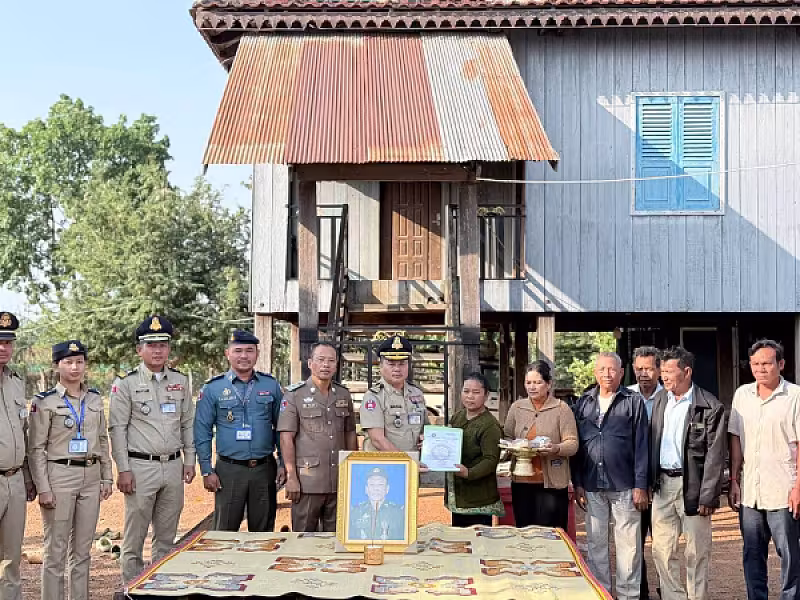 អ.ន.ក. ខេត្តឧត្ដរមានជ័យ នាំយកថវិកាបេឡាមរណសង្រ្គោះជូនគ្រួសារសពនិវត្តជនមួយគ្រួសារ - Image 4