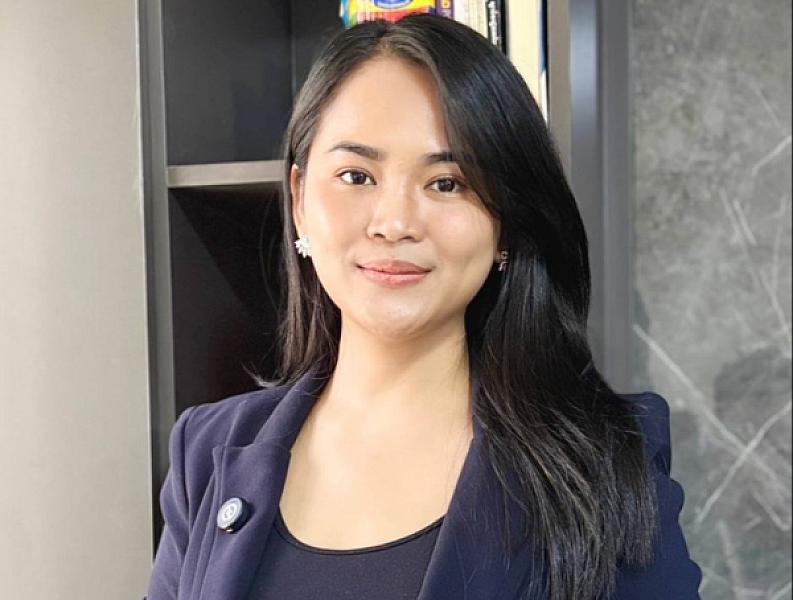 លោកស្រី ជ្រីន ស្រីរត្ន័ ( Emillia ) នាយកក្រុមហ៊ុនចែកចាយសម្ភារៈសំអាត និងធុងសំរាមម៉ាក M2C  ចូលរួមឧបត្ថម្ភថវិកាចំនួន ១ លានរៀល ដើម្បីរៀបចំមហាសន្និបាតវិសាមញ្ញតំណាងសមាគមអតីតយុទ្ធជនកម្ពុជាទូទាំងប្រទេស - Image 2