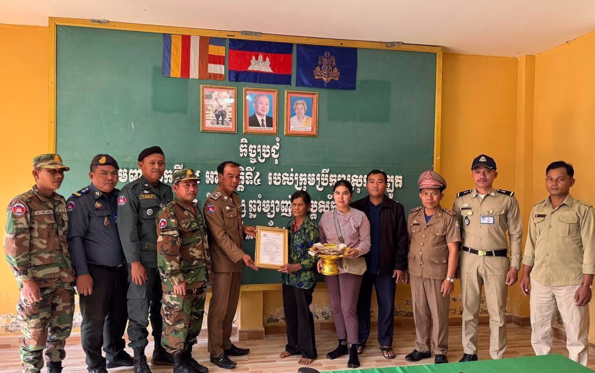 អ.ន.ក. ស្រុកសំឡូត នាំយកថវិកាមរណសង្គ្រោះជូនគ្រួសារអតីតយុទ្ធជន