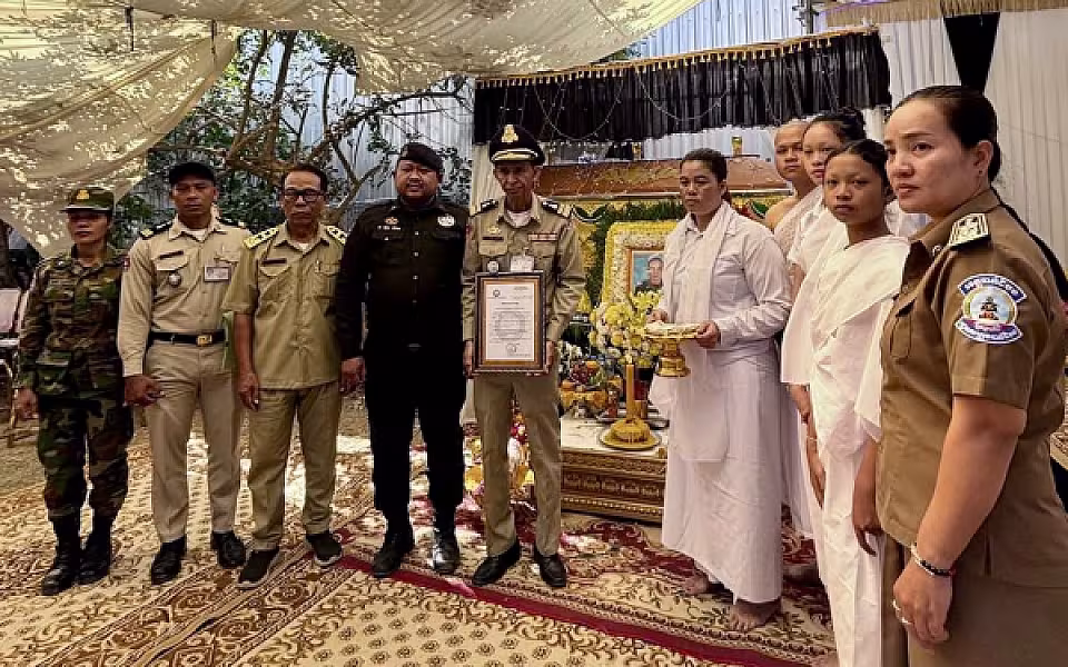 អ.ន.ក. ក្រុងបាត់ដំបង នាំយកថវិកាមរណសង្គ្រោះជូនគ្រួសារនិវត្តជន