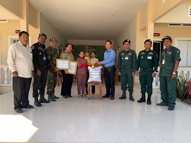 គ្រួសារសពសមាជិក អ.ន.ក. ខេត្តតាកែវ ៥គ្រួសារទទួលបានថវិកាបេឡាមរណសង្រ្គោះពី អ.ន.ក.ខេត្ត - Image 4