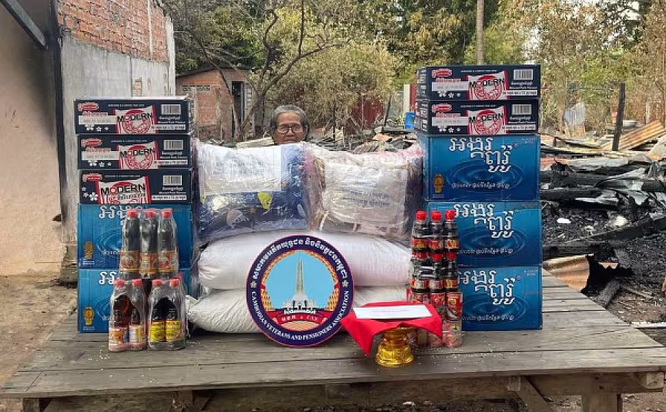 អ.ន.ក. ខេត្តស្ទឹងត្រែង យកអំណោយជូនគ្រួសារអតីតយុទ្ធជនរងគ្រោះអគ្គិភ័យ - Image 2