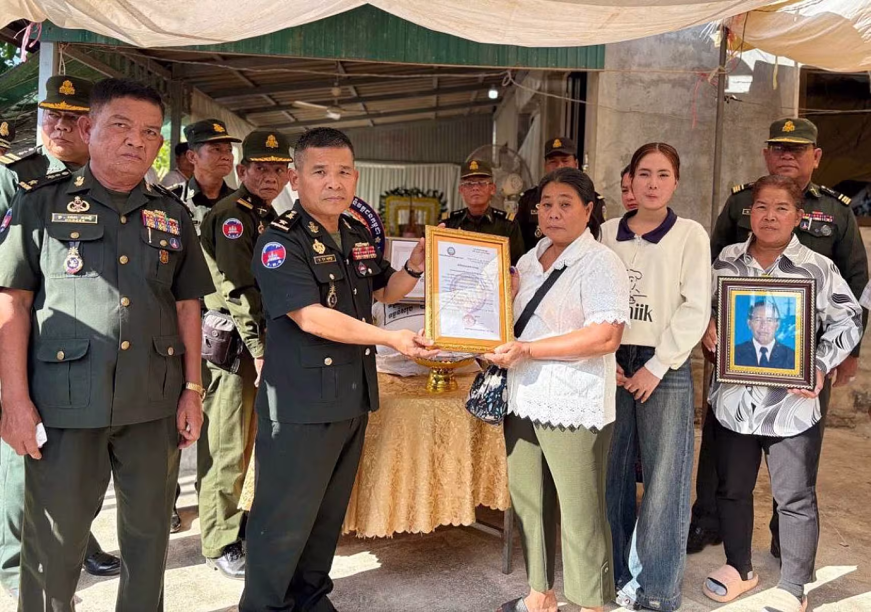 អ.ន.ក. ខេត្តកោះកុងនាំយកថវិកាបេឡាមរណសង្គ្រោះជូនគ្រួសារអតីតយុទ្ធជនមរណភាព