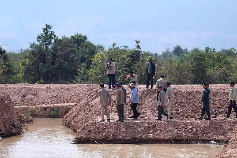 ឯកឧត្តមកិត្តិសង្គហបណ្ឌិត គន់ គីម អញ្ជើញចុះពិនិត្យសមិទ្ធផលស្រះទឹក និងប្រឡាយទឹកជូនអតីតយុទ្ធជន និងនិវត្តជន នៅខេត្តបាត់ដំបង - Image 7