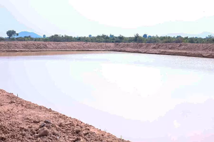 ឯកឧត្តមកិត្តិសង្គហបណ្ឌិត គន់ គីម អញ្ជើញចុះពិនិត្យសមិទ្ធផលស្រះទឹក និងប្រឡាយទឹកជូនអតីតយុទ្ធជន និងនិវត្តជន នៅខេត្តបាត់ដំបង - Image 9