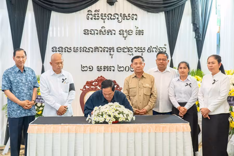 ឯកឧត្តមកិត្តិសង្គហបណ្ឌិត គន់ គីម អញ្ជើញគោរពវិញ្ញាណនក្ខន្ធសពម្តាយក្មេក ឯកឧត្តម អ៊ុំ រាត្រី  - Image 6