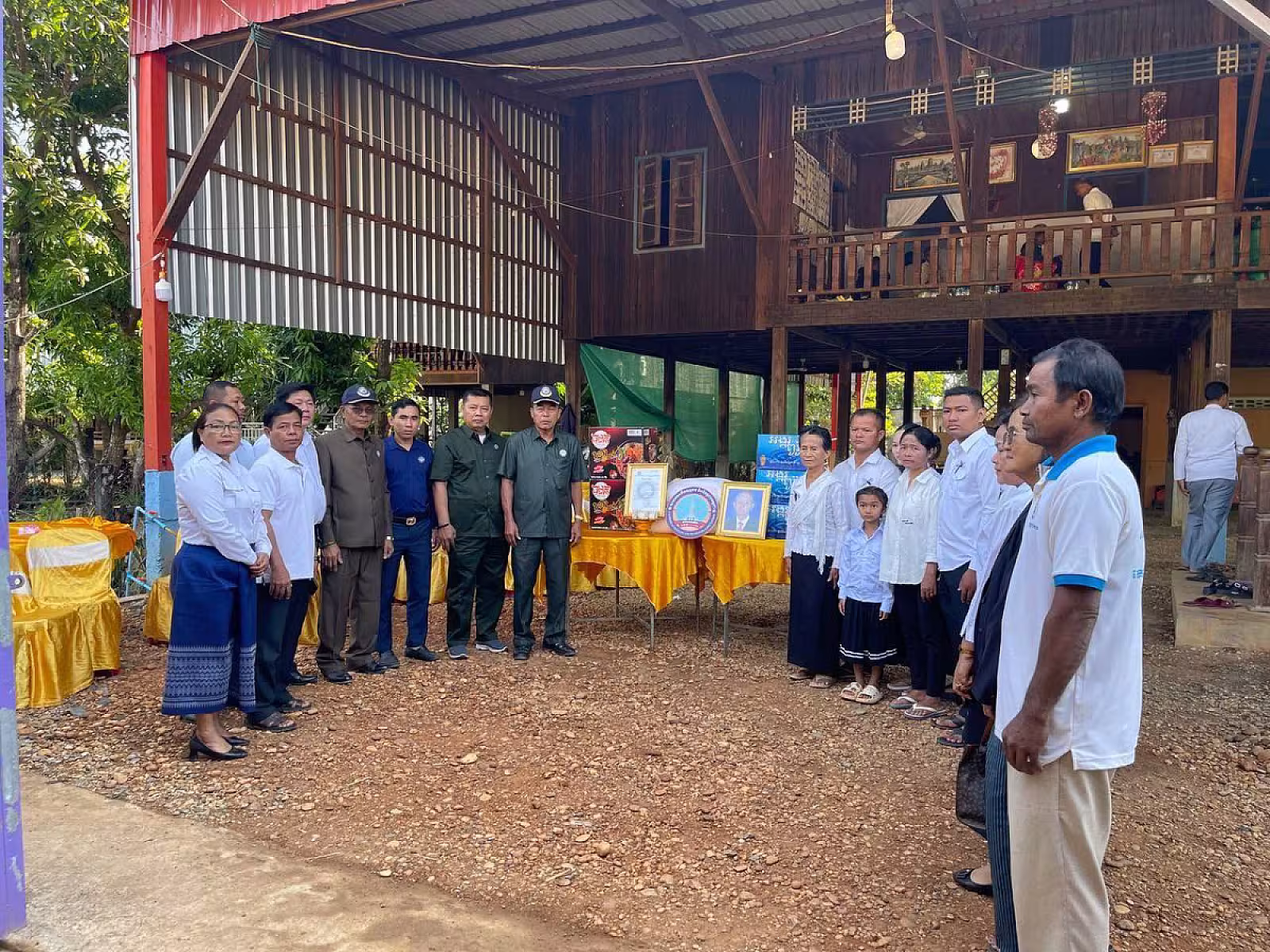 អ.ន.ក. ខេត្តស្ទឹងត្រែង នាំយកអំណោយ និងថវិកាបេឡាមរណសង្រ្គោះជូនគ្រួសារសពអតីតយុទ្ធជន