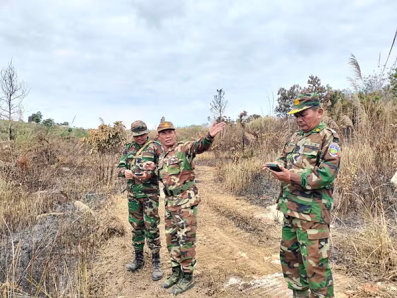 អ.ន.ក.ខេត្តព្រះសីហនុ ចុះពិនិត្យគ្រឿងចក្រស្ថាបនាផ្លូវក្នុងភូមិអតីតយុទ្ធជន