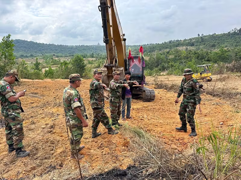 អ.ន.ក.ខេត្តព្រះសីហនុ ចុះពិនិត្យគ្រឿងចក្រស្ថាបនាផ្លូវក្នុងភូមិអតីតយុទ្ធជន - Image 2