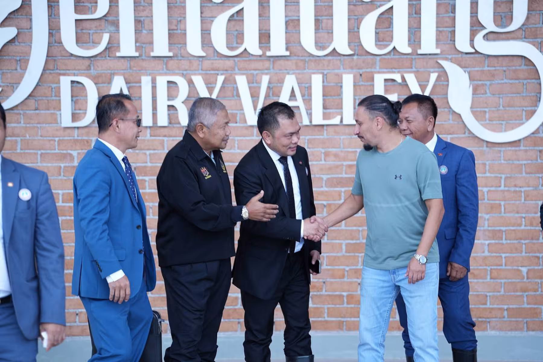 ប្រធានសមាគមអតីតយុទ្ធជនកងកម្លាំងម៉ាឡេសុីអញ្ជើញគណៈប្រតិភូកម្ពុជាទៅទស្សនកិច្ចនៅកសិដ្ឋានចិញ្ចឹមគោទឹកដោះក្នុងតំបន់ JEMALUANG នៃរដ្ឋ JOHOR