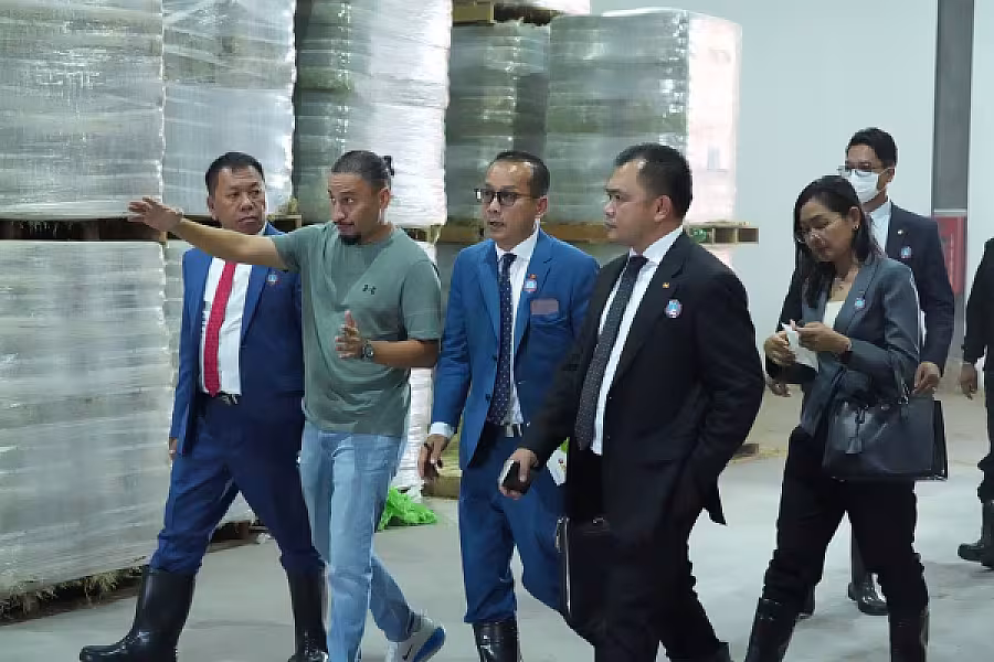 ប្រធានសមាគមអតីតយុទ្ធជនកងកម្លាំងម៉ាឡេសុីអញ្ជើញគណៈប្រតិភូកម្ពុជាទៅទស្សនកិច្ចនៅកសិដ្ឋានចិញ្ចឹមគោទឹកដោះក្នុងតំបន់ JEMALUANG នៃរដ្ឋ JOHOR - Image 3