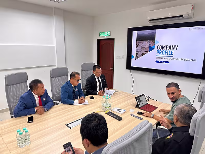 ប្រធានសមាគមអតីតយុទ្ធជនកងកម្លាំងម៉ាឡេសុីអញ្ជើញគណៈប្រតិភូកម្ពុជាទៅទស្សនកិច្ចនៅកសិដ្ឋានចិញ្ចឹមគោទឹកដោះក្នុងតំបន់ JEMALUANG នៃរដ្ឋ JOHOR - Image 7