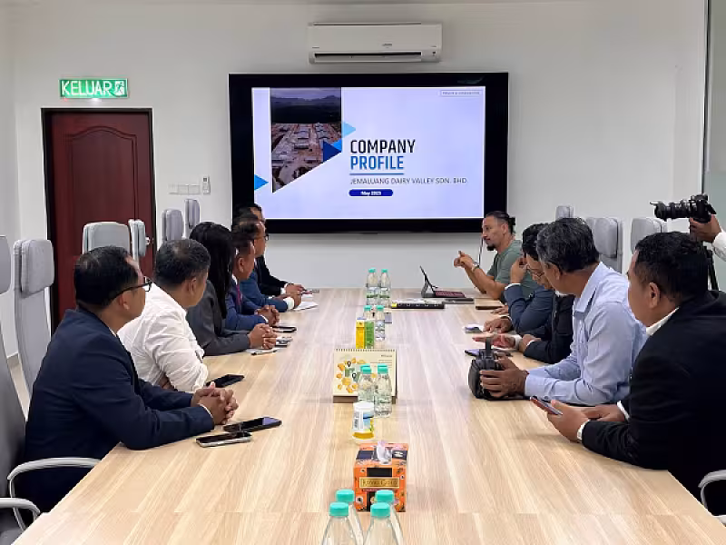 ប្រធានសមាគមអតីតយុទ្ធជនកងកម្លាំងម៉ាឡេសុីអញ្ជើញគណៈប្រតិភូកម្ពុជាទៅទស្សនកិច្ចនៅកសិដ្ឋានចិញ្ចឹមគោទឹកដោះក្នុងតំបន់ JEMALUANG នៃរដ្ឋ JOHOR - Image 8