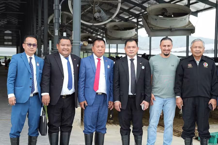 ប្រធានសមាគមអតីតយុទ្ធជនកងកម្លាំងម៉ាឡេសុីអញ្ជើញគណៈប្រតិភូកម្ពុជាទៅទស្សនកិច្ចនៅកសិដ្ឋានចិញ្ចឹមគោទឹកដោះក្នុងតំបន់ JEMALUANG នៃរដ្ឋ JOHOR - Image 11