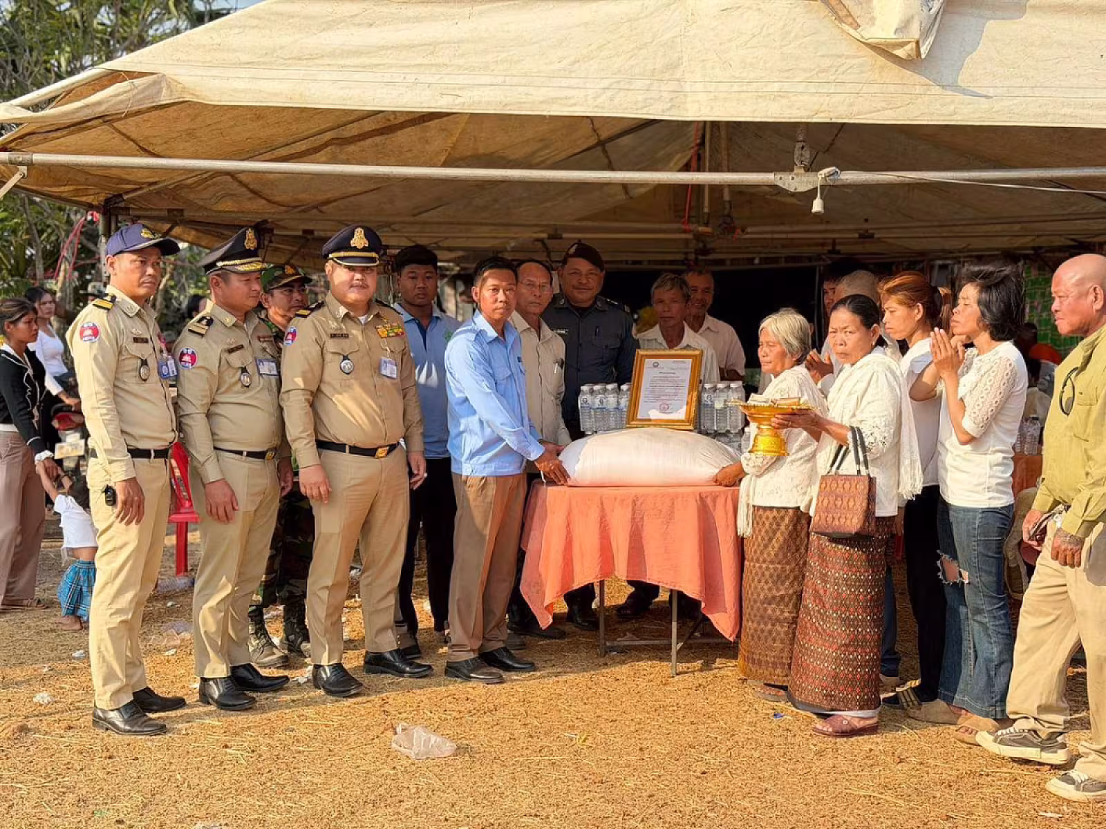 អ.ន.ក.ស្រុកគាស់ក្រឡា នាំយកថវិកាមរណសង្គ្រោះជូនគ្រួសារអតីតយុទ្ធជន និងនិវត្តជន