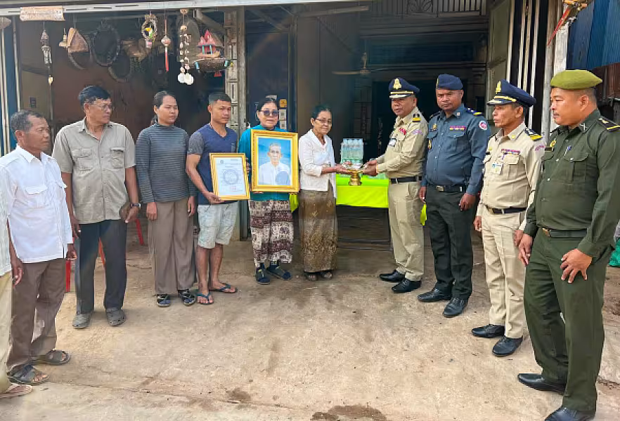 អ.ន.ក. ខេត្តបន្ទាយមានជ័យ នាំយកថវិកាបេឡាមរណសង្គ្រោះជូនគ្រួសារសពសមាជិកចំនួន  ១៤គ្រួសារ - Image 8