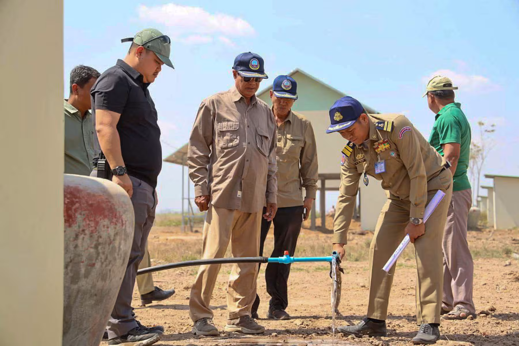 ឯកឧត្តមកិត្តិសង្គហបណ្ឌិត គន់ គីម អញ្ជើញចុះពិនិត្យអណ្តូងទឹក និងការរៀបចំប្រព័ន្ធសូឡាសម្រាប់បូមទឹកជូនអតីតយុទ្ធជន នៅភូមិព្រៃសិន
