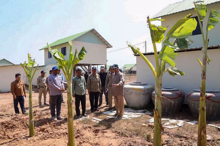 ឯកឧត្តមកិត្តិសង្គហបណ្ឌិត គន់ គីម អញ្ជើញចុះពិនិត្យអណ្តូងទឹក និងការរៀបចំប្រព័ន្ធសូឡាសម្រាប់បូមទឹកជូនអតីតយុទ្ធជន នៅភូមិព្រៃសិន - Image 4