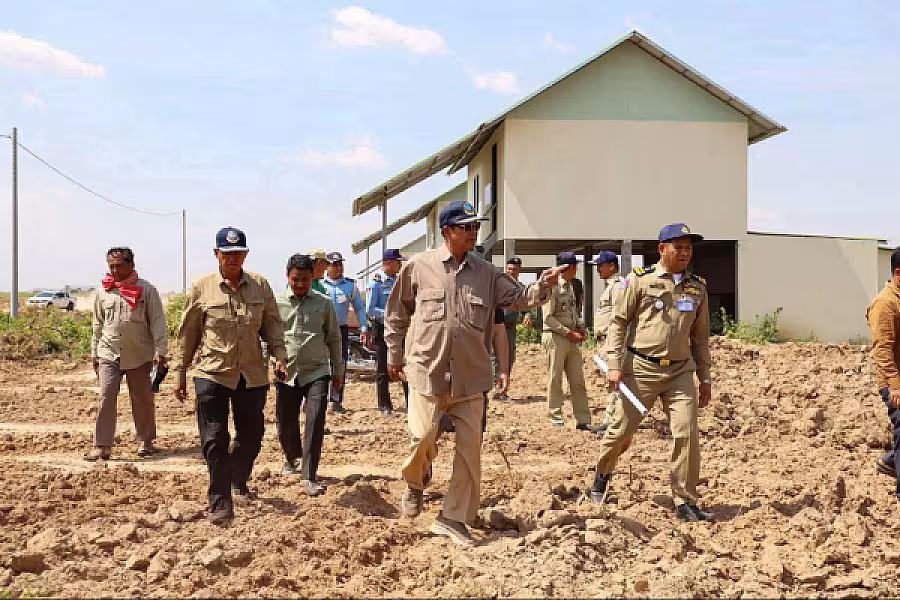 ឯកឧត្តមកិត្តិសង្គហបណ្ឌិត គន់ គីម អញ្ជើញចុះពិនិត្យអណ្តូងទឹក និងការរៀបចំប្រព័ន្ធសូឡាសម្រាប់បូមទឹកជូនអតីតយុទ្ធជន នៅភូមិព្រៃសិន - Image 5