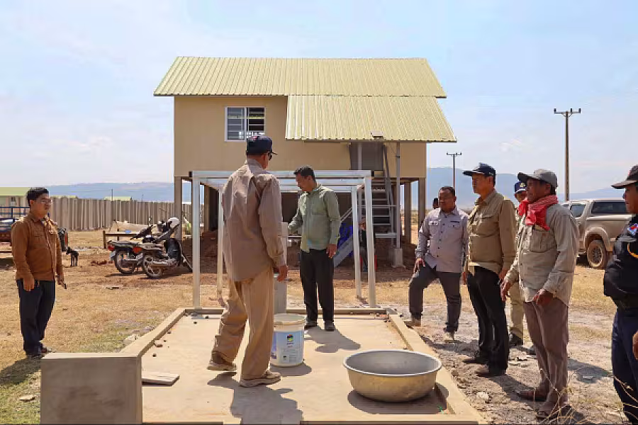 ឯកឧត្តមកិត្តិសង្គហបណ្ឌិត គន់ គីម អញ្ជើញចុះពិនិត្យអណ្តូងទឹក និងការរៀបចំប្រព័ន្ធសូឡាសម្រាប់បូមទឹកជូនអតីតយុទ្ធជន នៅភូមិព្រៃសិន - Image 7