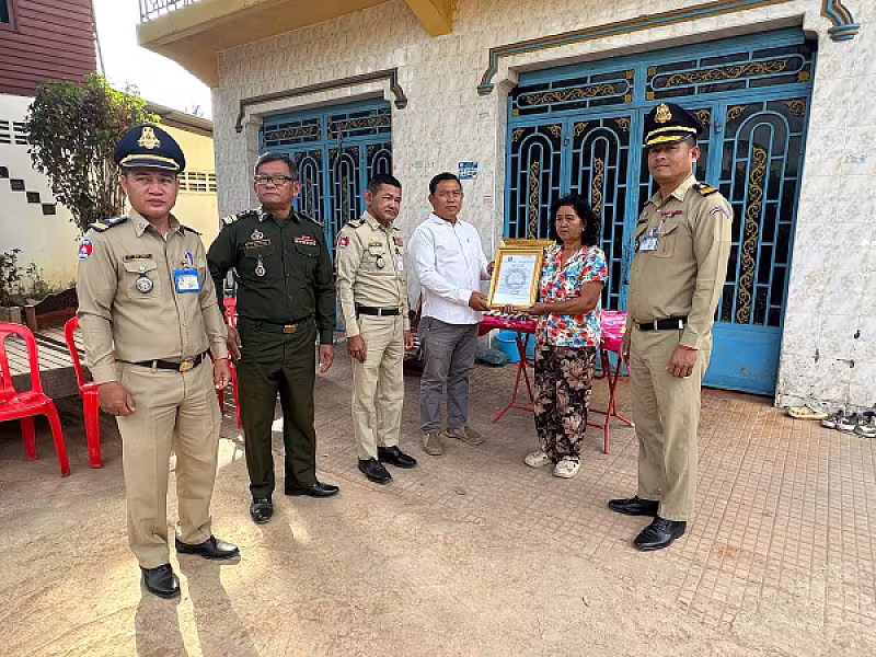 អ.ន.ក. ខេត្តបន្ទាយមានជ័យនាំយកថវិកាបេឡាមរណសង្គ្រោះជូនគ្រួសារសពសមាជិក ១២គ្រួសារ - Image 4