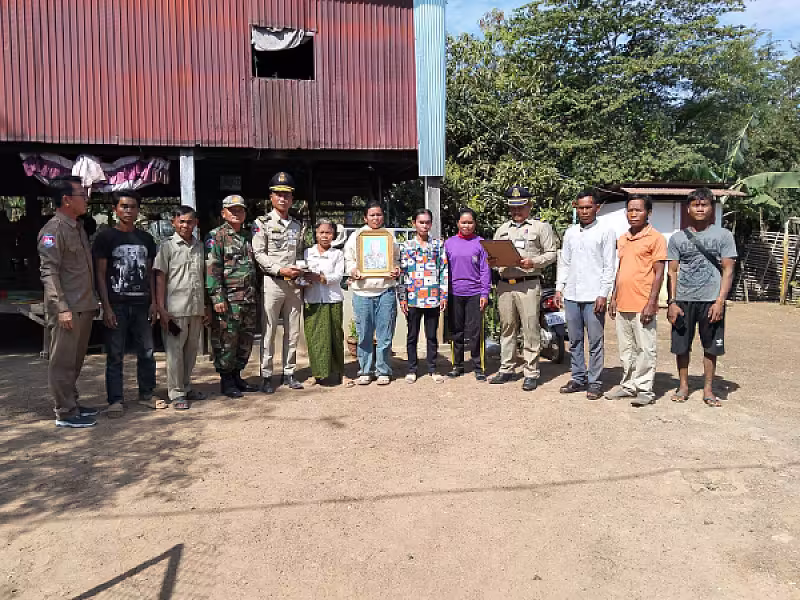 អ.ន.ក. ខេត្តបន្ទាយមានជ័យនាំយកថវិកាបេឡាមរណសង្គ្រោះជូនគ្រួសារសពសមាជិក ១២គ្រួសារ - Image 5