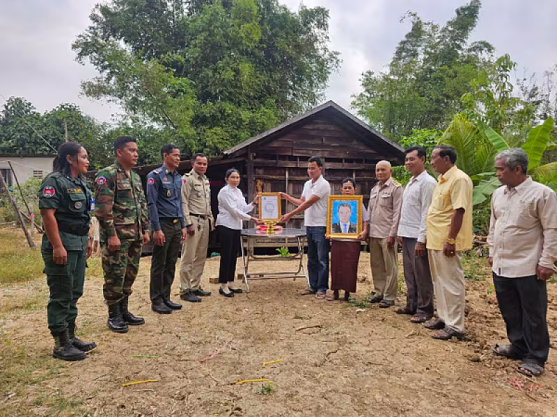 អ.ន.ក. ខេត្តបន្ទាយមានជ័យនាំយកថវិកាបេឡាមរណសង្គ្រោះជូនគ្រួសារសពសមាជិក ១២គ្រួសារ - Image 7