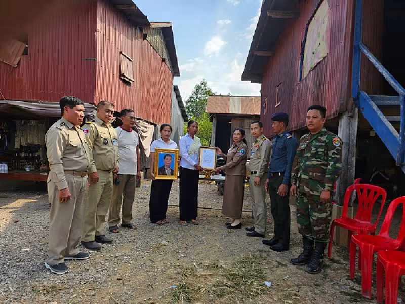 អ.ន.ក. ខេត្តបន្ទាយមានជ័យនាំយកថវិកាបេឡាមរណសង្គ្រោះជូនគ្រួសារសពសមាជិក ១២គ្រួសារ - Image 10