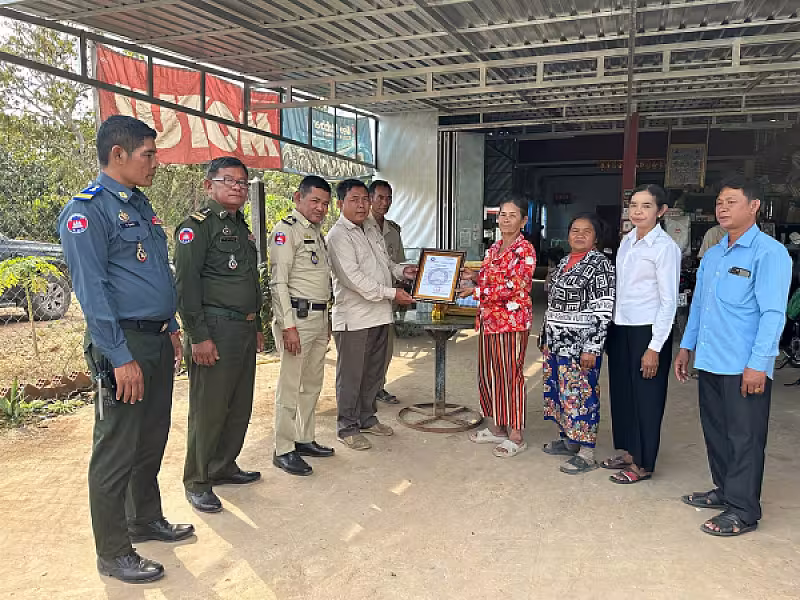 អ.ន.ក. ខេត្តបន្ទាយមានជ័យនាំយកថវិកាបេឡាមរណសង្គ្រោះជូនគ្រួសារសពសមាជិក ១២គ្រួសារ - Image 11