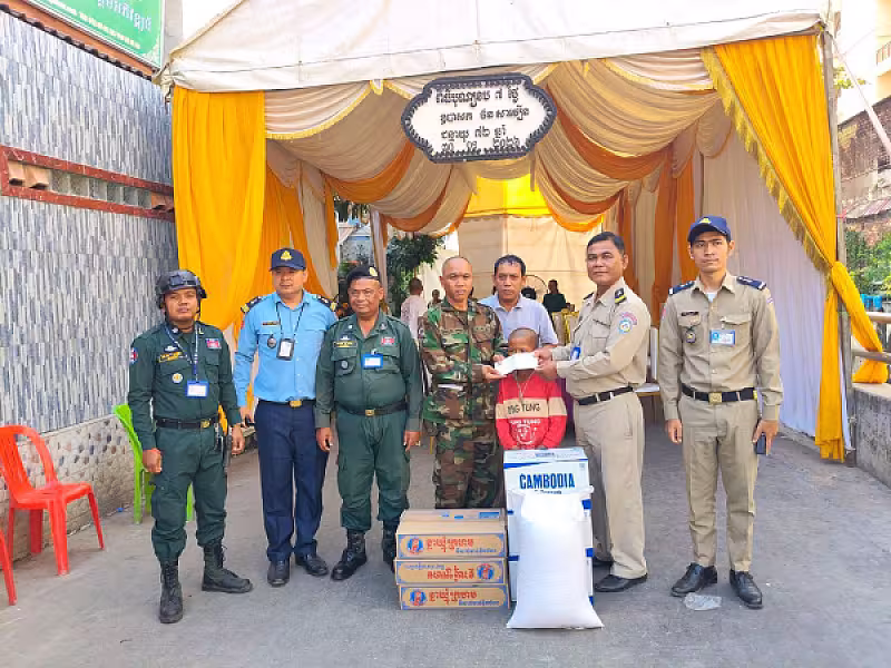 អ.ន.ក. ខណ្ឌមានជ័យ នាំយកថវិកា និងអំណោយចូលបុណ្យឪពុកវីរៈកងទ័ពជួរមុខ