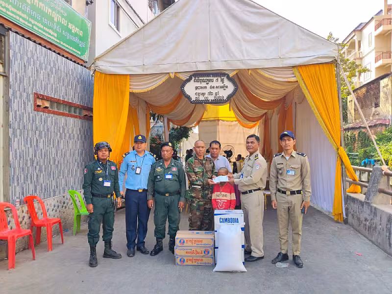 អ.ន.ក. ខណ្ឌមានជ័យ នាំយកថវិកា និងអំណោយចូលបុណ្យឪពុកវីរៈកងទ័ពជួរមុខ - Image 2