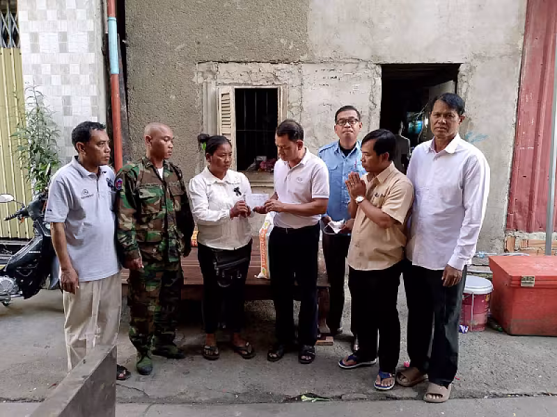 អ.ន.ក. ខណ្ឌមានជ័យ នាំយកថវិកា និងអំណោយចូលបុណ្យឪពុកវីរៈកងទ័ពជួរមុខ - Image 3