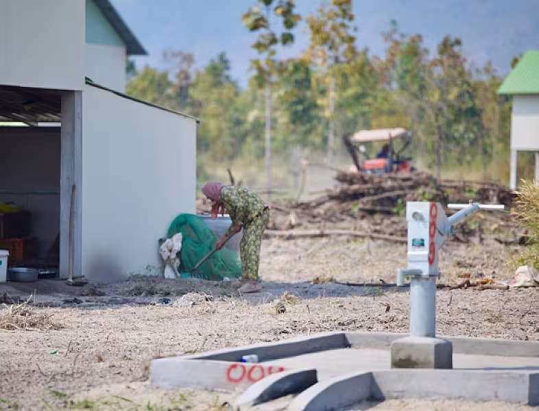 ឯកឧត្តម ទេសរដ្ឋមន្រ្តី គន់ គីម អញ្ជើញចុះពិនិត្យស្ថានភាពរស់នៅអតីតយុទ្ធជន និងអណ្តូងទឹក នៅភូមិប៊ុនរ៉ានីសែនជ័យដំណាក់ទ្រយឹង - Image 4