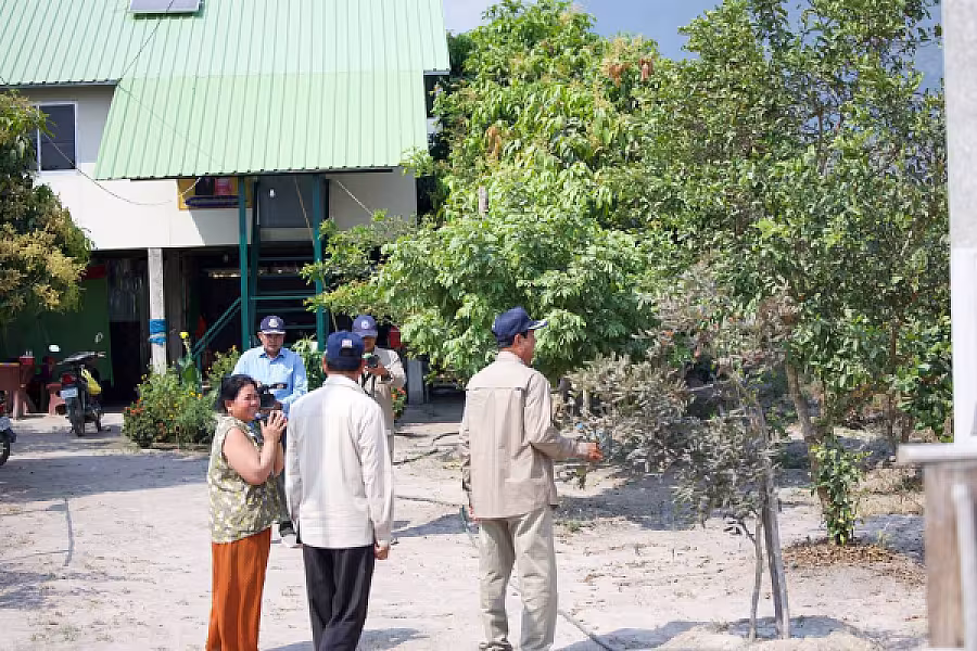 ឯកឧត្តម ទេសរដ្ឋមន្រ្តី គន់ គីម អញ្ជើញចុះពិនិត្យស្ថានភាពរស់នៅអតីតយុទ្ធជន និងអណ្តូងទឹក នៅភូមិប៊ុនរ៉ានីសែនជ័យដំណាក់ទ្រយឹង - Image 7