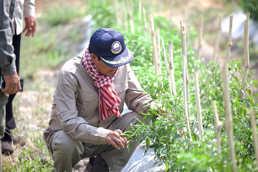 ឯកឧត្តម ទេសរដ្ឋមន្រ្តី គន់ គីម អញ្ជើញចុះពិនិត្យស្ថានភាពរស់នៅអតីតយុទ្ធជន និងអណ្តូងទឹក នៅភូមិប៊ុនរ៉ានីសែនជ័យដំណាក់ទ្រយឹង - Image 14