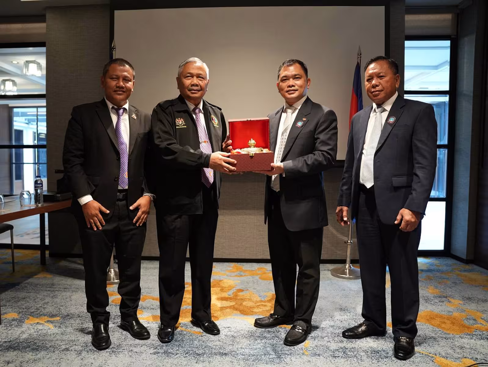 អ្នកឧកញ៉ា ម៉ម វណ្ណឌី ជូនវត្ថុអនុស្សាវរីយ៍ប្រតិភូសមាគម និងវិនិយោគិនម៉ាឡេស៊ី