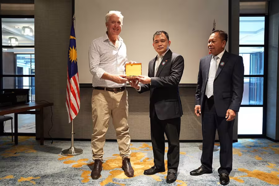 អ្នកឧកញ៉ា ម៉ម វណ្ណឌី ជូនវត្ថុអនុស្សាវរីយ៍ប្រតិភូសមាគម និងវិនិយោគិនម៉ាឡេស៊ី - Image 3