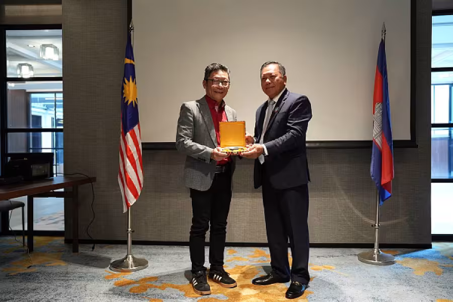 អ្នកឧកញ៉ា ម៉ម វណ្ណឌី ជូនវត្ថុអនុស្សាវរីយ៍ប្រតិភូសមាគម និងវិនិយោគិនម៉ាឡេស៊ី - Image 5