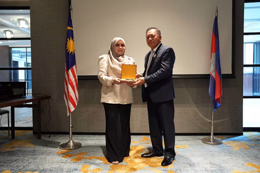 អ្នកឧកញ៉ា ម៉ម វណ្ណឌី ជូនវត្ថុអនុស្សាវរីយ៍ប្រតិភូសមាគម និងវិនិយោគិនម៉ាឡេស៊ី - Image 6