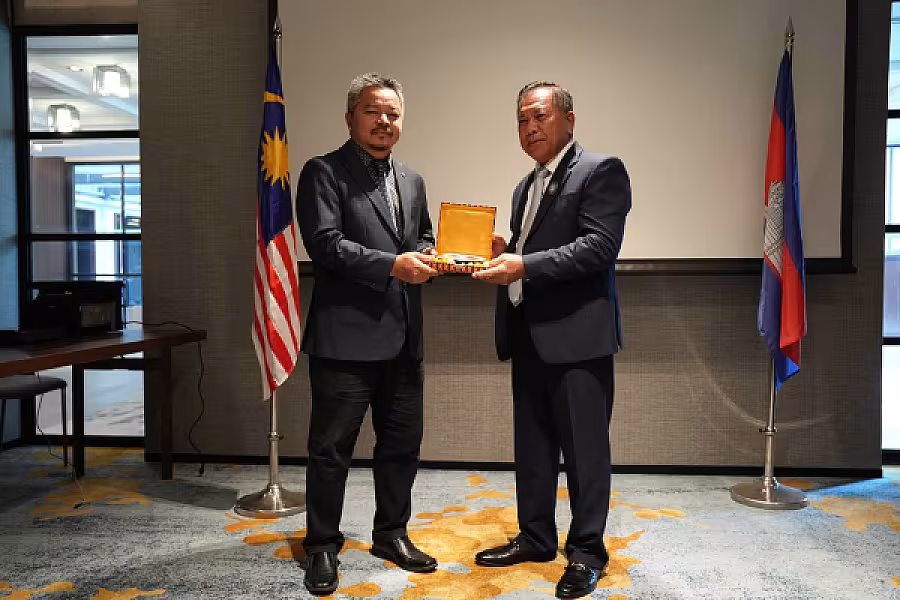 អ្នកឧកញ៉ា ម៉ម វណ្ណឌី ជូនវត្ថុអនុស្សាវរីយ៍ប្រតិភូសមាគម និងវិនិយោគិនម៉ាឡេស៊ី - Image 7