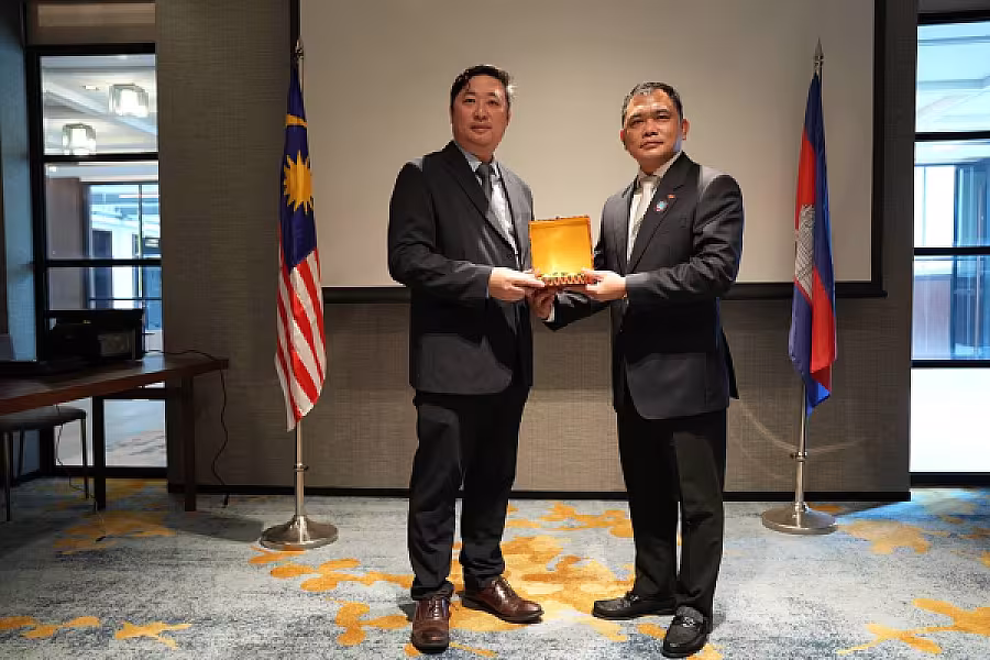 អ្នកឧកញ៉ា ម៉ម វណ្ណឌី ជូនវត្ថុអនុស្សាវរីយ៍ប្រតិភូសមាគម និងវិនិយោគិនម៉ាឡេស៊ី - Image 8