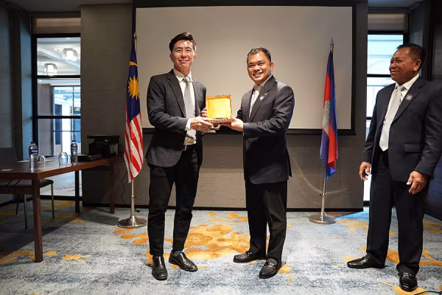 អ្នកឧកញ៉ា ម៉ម វណ្ណឌី ជូនវត្ថុអនុស្សាវរីយ៍ប្រតិភូសមាគម និងវិនិយោគិនម៉ាឡេស៊ី - Image 10