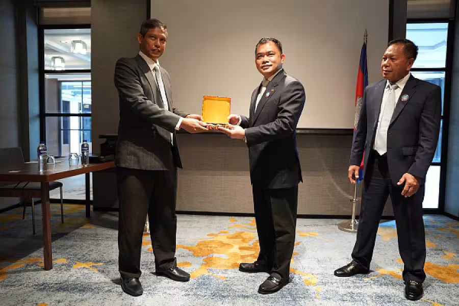 អ្នកឧកញ៉ា ម៉ម វណ្ណឌី ជូនវត្ថុអនុស្សាវរីយ៍ប្រតិភូសមាគម និងវិនិយោគិនម៉ាឡេស៊ី - Image 11