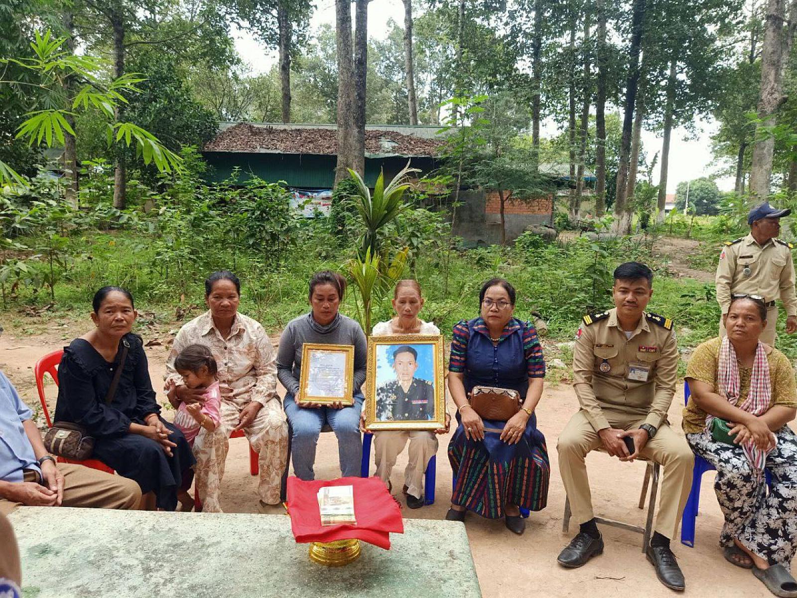 លោកឧត្តមសេនីយ៍ទោ ហេង វុទ្ធី បានចាត់ក្រុមការងារ និងសមាជិកសមាជិកាពាក់ព័ន្ធ នាំយកថវិកាបេឡាមរណ:សង្គ្រោះចំនួន ១៦លានរៀន ប្រគល់ជូនគ្រួសារសពអតីតយុទ្ធជនចំនួន ០៤គ្រួសារ