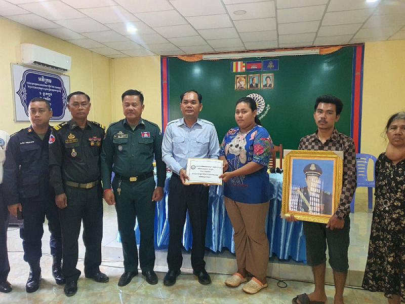 លោកឧត្តមសេនីយ៍ទោ ហេង វុទ្ធី បានចាត់ក្រុមការងារ និងសមាជិកសមាជិកាពាក់ព័ន្ធ នាំយកថវិកាបេឡាមរណ:សង្គ្រោះចំនួន ១៦លានរៀន ប្រគល់ជូនគ្រួសារសពអតីតយុទ្ធជនចំនួន ០៤គ្រួសារ - Image 3