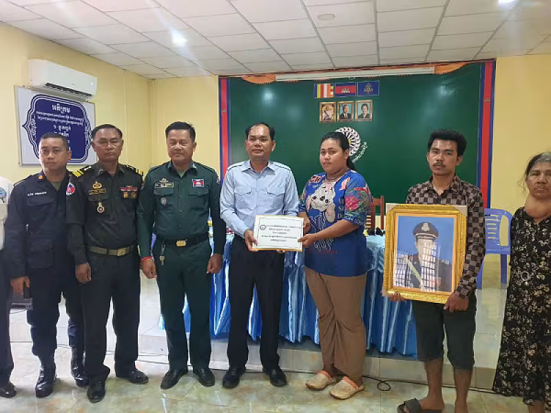 លោកឧត្តមសេនីយ៍ទោ ហេង វុទ្ធី បានចាត់ក្រុមការងារ និងសមាជិកសមាជិកាពាក់ព័ន្ធ នាំយកថវិកាបេឡាមរណ:សង្គ្រោះចំនួន ១៦លានរៀន ប្រគល់ជូនគ្រួសារសពអតីតយុទ្ធជនចំនួន ០៤គ្រួសារ - Image 3