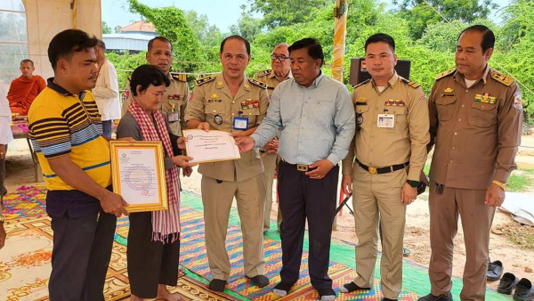 លោកឧត្តមសេនីយ៍ទោ ហេង វុទ្ធី បានចាត់ក្រុមការងារ និងសមាជិកសមាជិកាពាក់ព័ន្ធ នាំយកថវិកាបេឡាមរណ:សង្គ្រោះចំនួន ១៦លានរៀន ប្រគល់ជូនគ្រួសារសពអតីតយុទ្ធជនចំនួន ០៤គ្រួសារ - Image 4