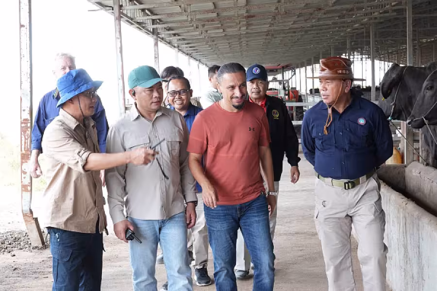 ប្រធានសមាគមអតីតយុទ្ធជនកងកម្លាំងម៉ាឡេស៊ី និងប្រតិភូវិនិយោគម៉ាឡេស៊ី ចុះពិនិត្យ និងសិក្សាសក្តានុពល កសិដ្ឋានចិញ្ចឹមគោឌីភី - Image 5