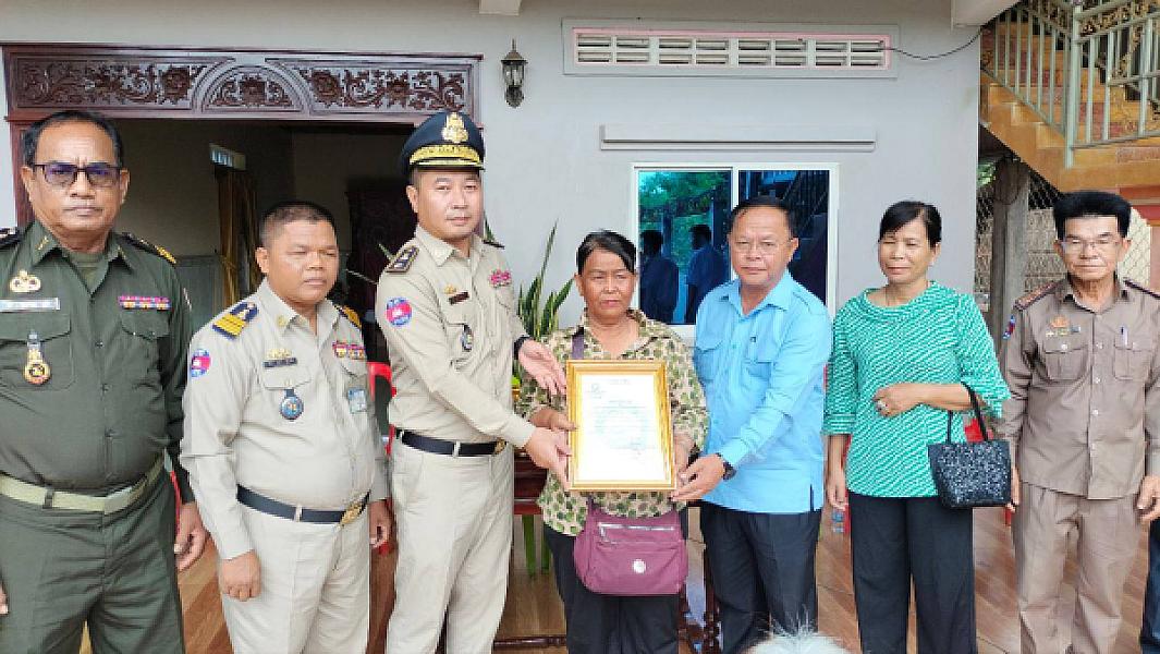 លោកឧត្តមសេនីយ៍ទោ ហេង វុទ្ធី បានចាត់ក្រុមការងារ និងសមាជិកសមាជិកាពាក់ព័ន្ធ នាំយកថវិកាបេឡាមរណ:សង្គ្រោះចំនួន ១៦លានរៀន ប្រគល់ជូនគ្រួសារសពអតីតយុទ្ធជនចំនួន ០៤គ្រួសារ - Image 5